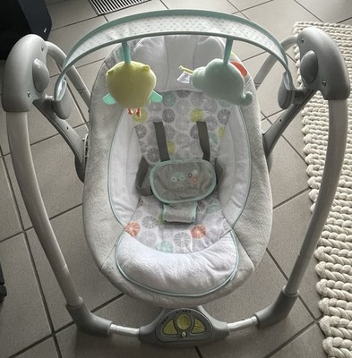 Neuwertige Ingenuity Hugs & Hoots zusammenklappbare & tragbare Babyschaukel  