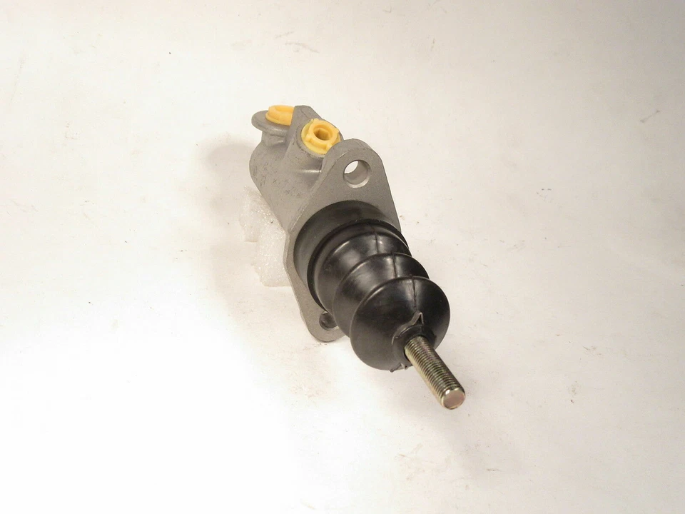 DeTomaso Mangusta 3/4" Bore Center Valve Girling Style Clutch Master Cylinder - Image 4 of 4