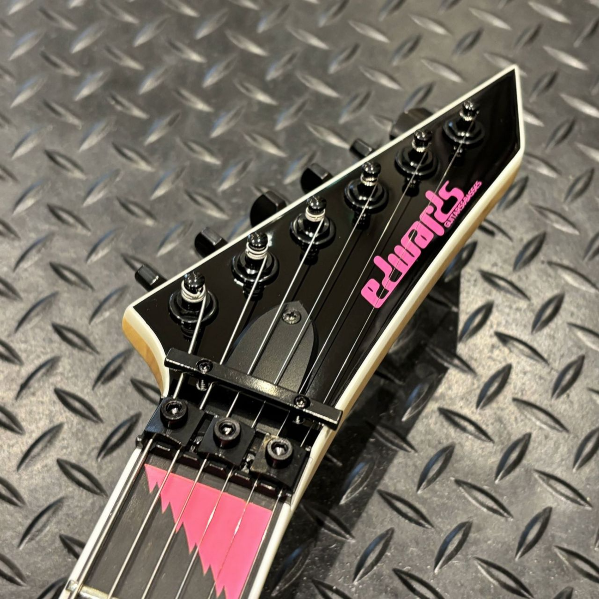 ギター EDWARDS E-AL-166 PINK SAWTOOTH Alexi Edwards Electric Guitar E-al-166 Alexi Laiho Signature Pink