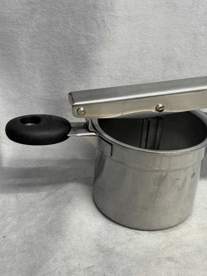 Herramienta de cocina OXO Good Grips Potato Ricer de acero inoxidable prensa trituradora agarre suave Foto 2 de 4
