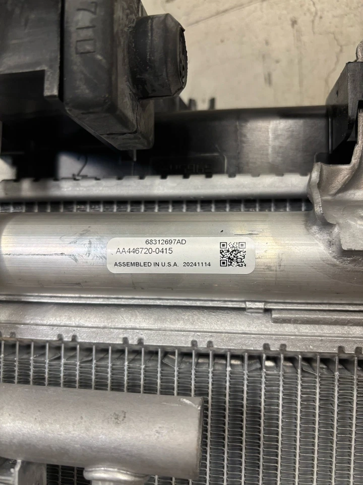 Condensador Ram 2019-2026 y enfriador de transmisión OEM Mopar 68312697AD Foto 2 de 2