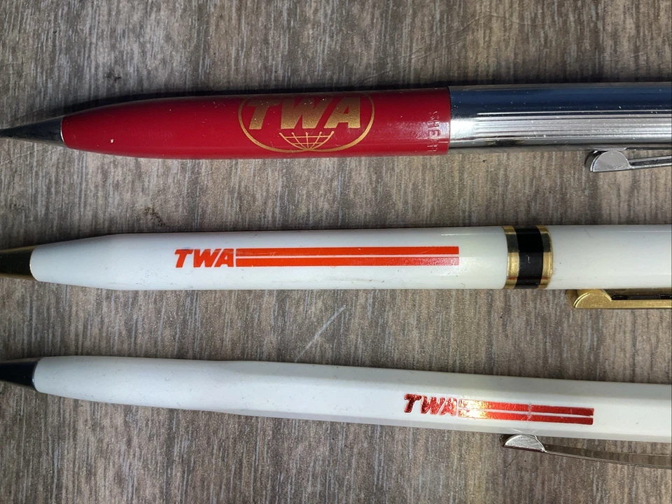 Lote de artículos de TWA Airlines - Lápiz mecánico promocional Sheaffer 1960 + bolígrafos + grapadora Foto 2 de 4