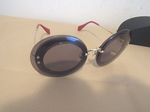 NUEVAS GAFAS DE SOL MIU MIU SMU10R GRIS/ROJO SOMBRA BRILLANTE HECHAS EN ITALIA