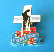 Soldier At Grave " LEST WE FORGET " 1914-1918 Remembrance Pin Badge. Enamel.