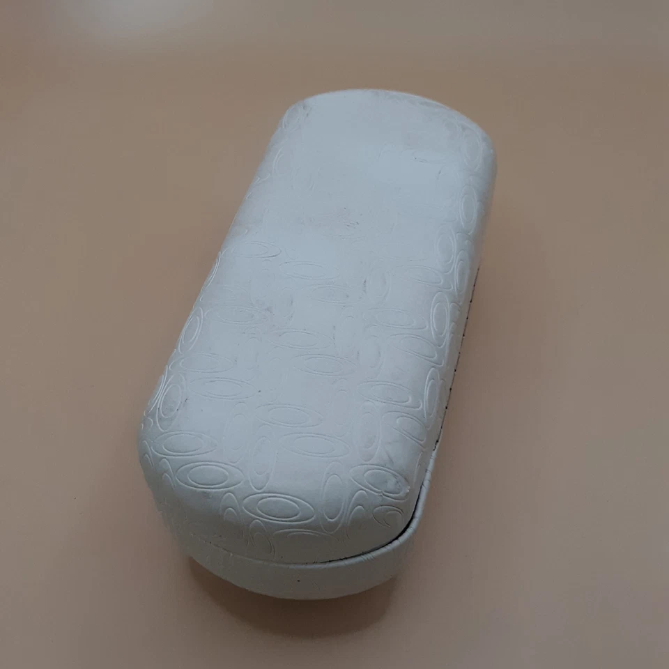 Estuche para gafas de sol Oakley de cuero blanco en relieve texturizado duro usado grande Foto 2 de 4