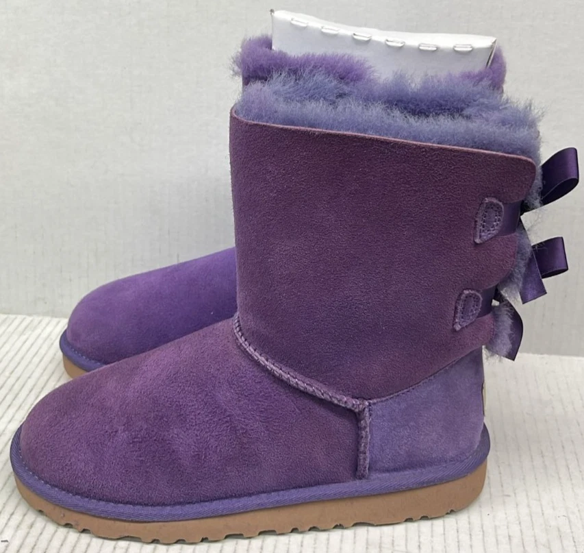 UGG K Bailey Botas con Arco Niños Talla 4 Clásicas Piel de Oveja Acogedoras Cálidas Invierno Niños Zapatos Foto 2 de 3