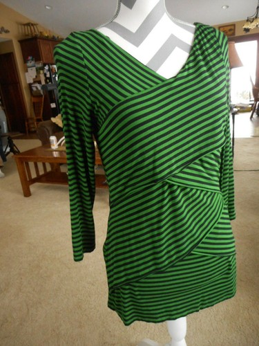 Blusa Vince Camuto Verde Negra Rayas Solapas Cuello en V Mediana Espalda en V  - Imagen 11 de 12