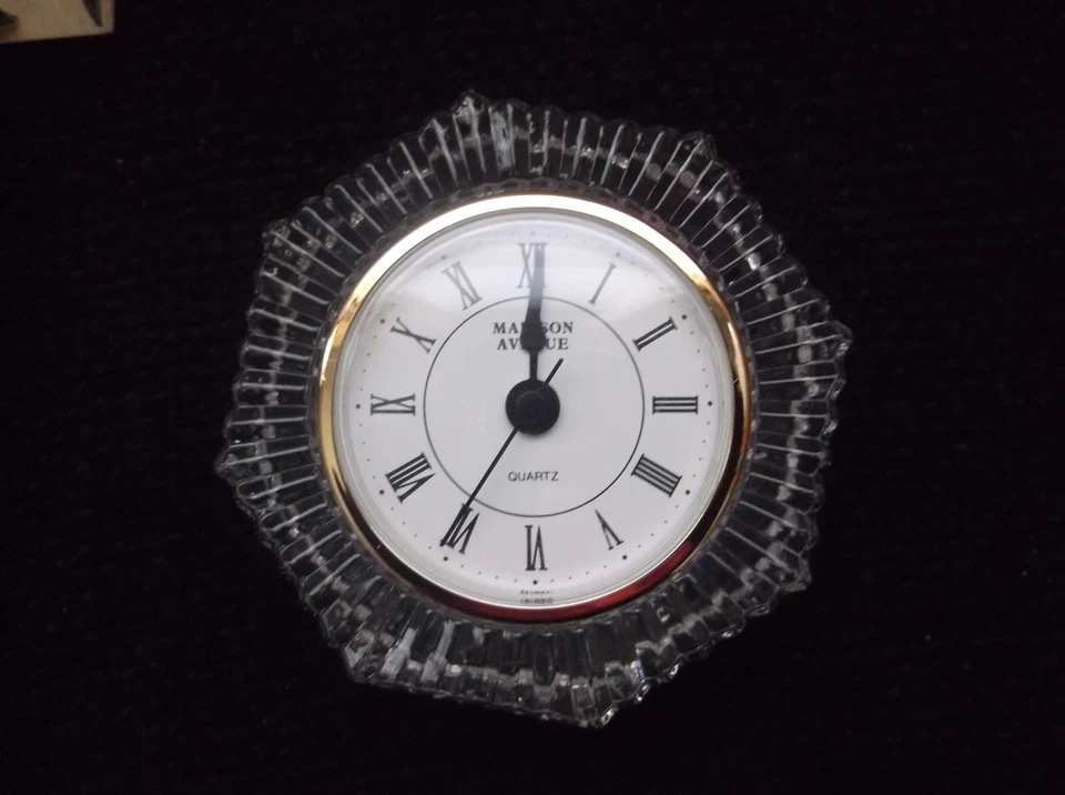 Vintage Pair of Madison Avenue Crystal Sunburst Desk Clocks - Image 4 of 4