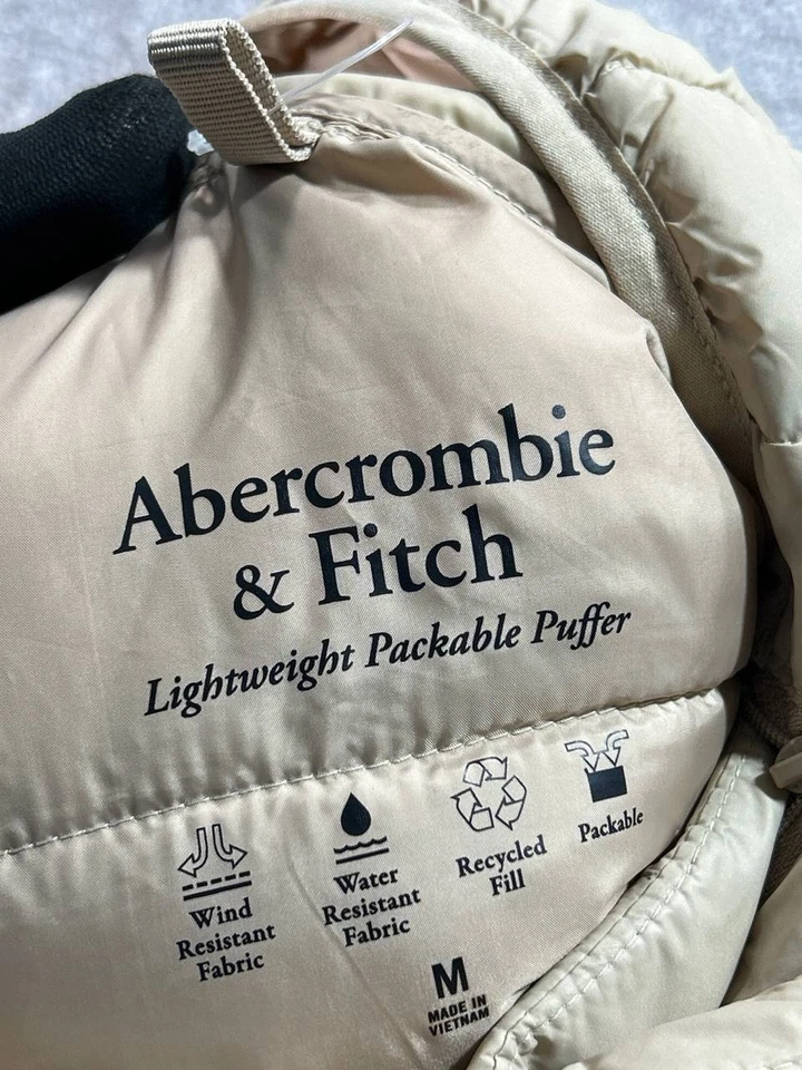 Chaqueta acolchada ligera Abercrombie And Fitch para mujer beige mediana con capucha Foto 4 de 4