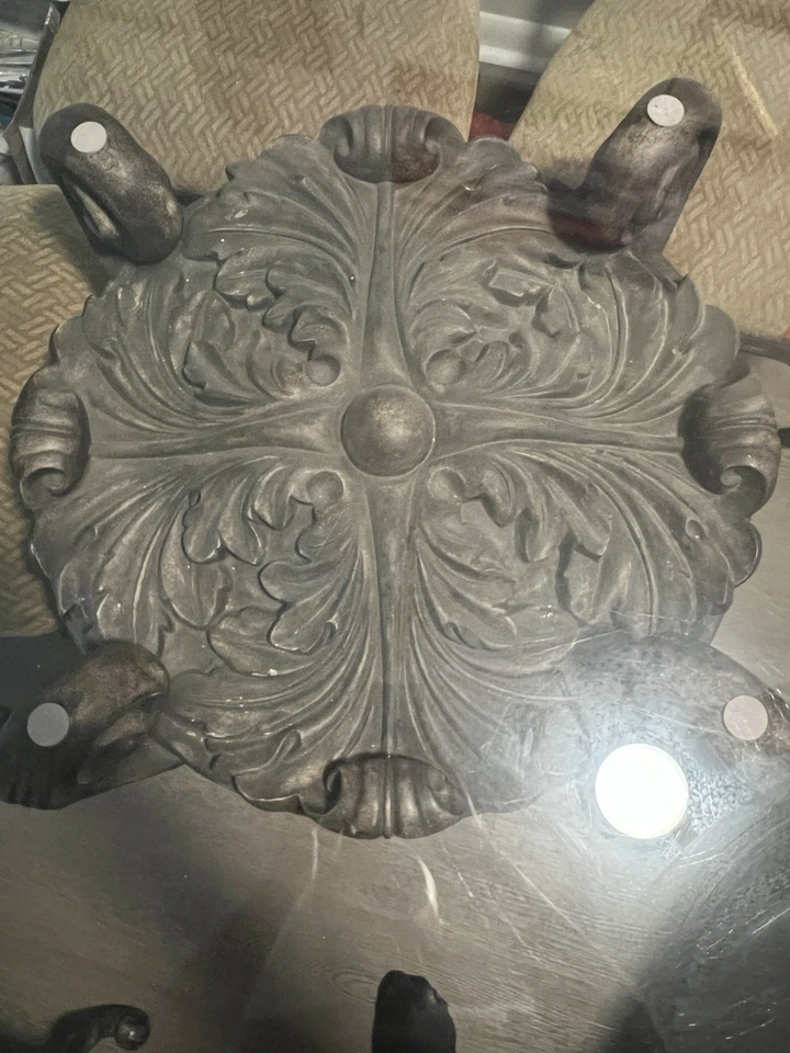 Mesa de comedor con tapa de vidrio Ashley Furniture con sillas a juego Foto 2 de 4