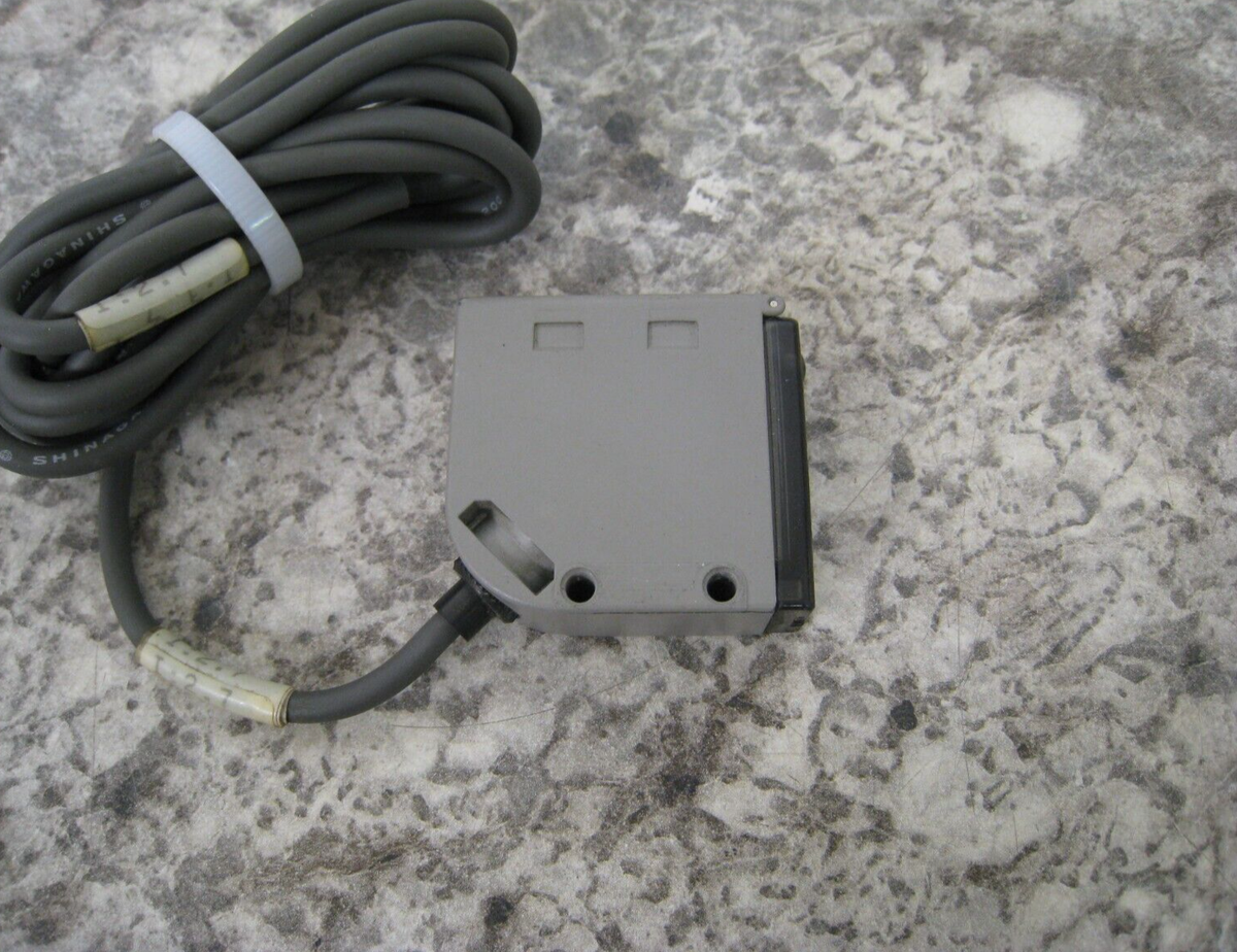 Omron E3S-CL2 5-50cm 10-30VDC 2M Cable Photoelectric Sensor Used