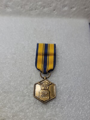 GENUINE U.S. MEDAL AIR FORCE COMMENDATION BLUE YELLOW RIBBON LATCH CLASP