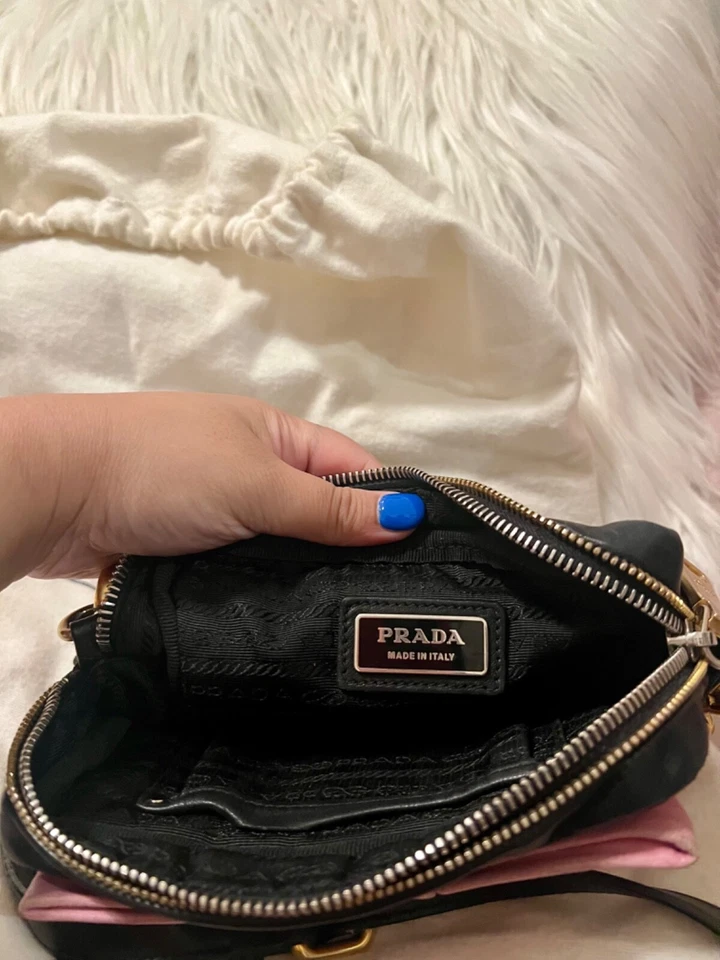 Bandolera Prada Nappa negra con lazo rosa (usada) - moderadamente usada Foto 3 de 3