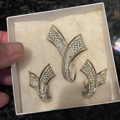 Vntg EMMONS PAT PEND Brooch & Earring Set Textured Silver Tone Ribbon NOS 10/10