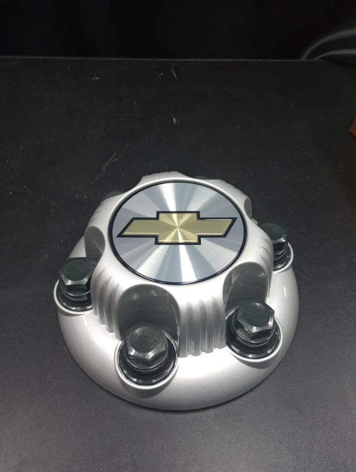 Novo na Caixa GM 9598131 Calota Bowtie para 05-13 TAHOE-Suburban-Express, Silverado - Imagem 3 de 4