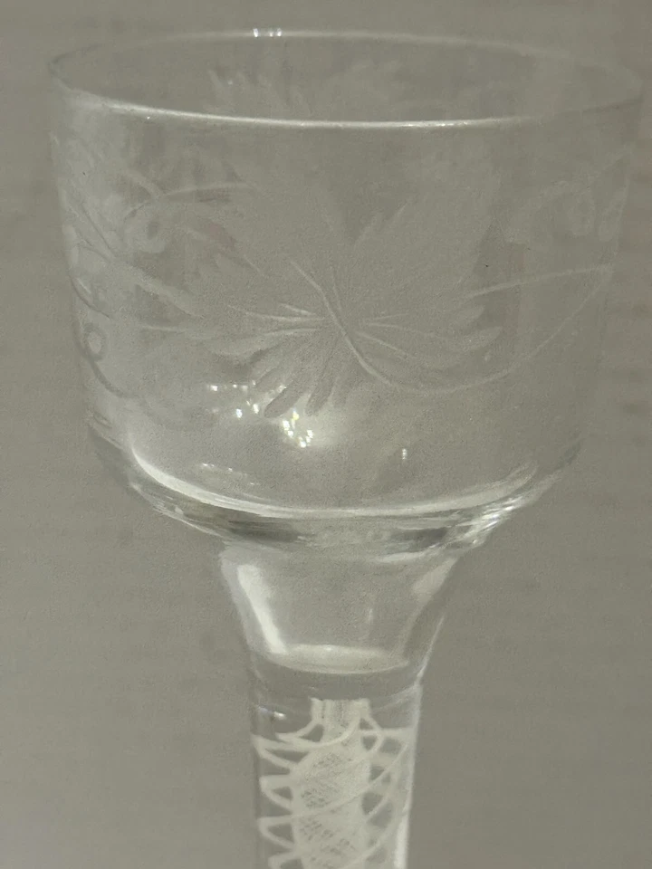 Antiguo vástago de vidrio cordial torcido opaco serie Air Twist del siglo XVIII Foto 3 de 4