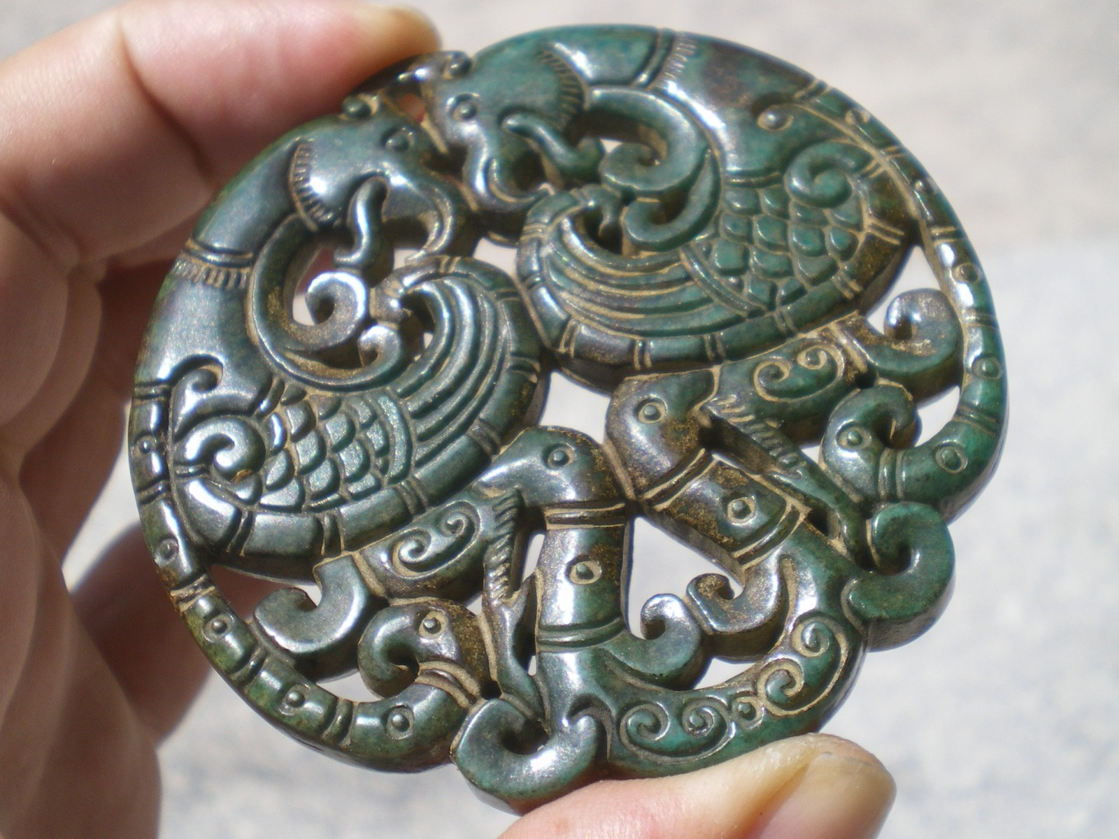 Pendentif bouddhiste ancien sculpté en jade verte du Sichuan pour collier homme et femme