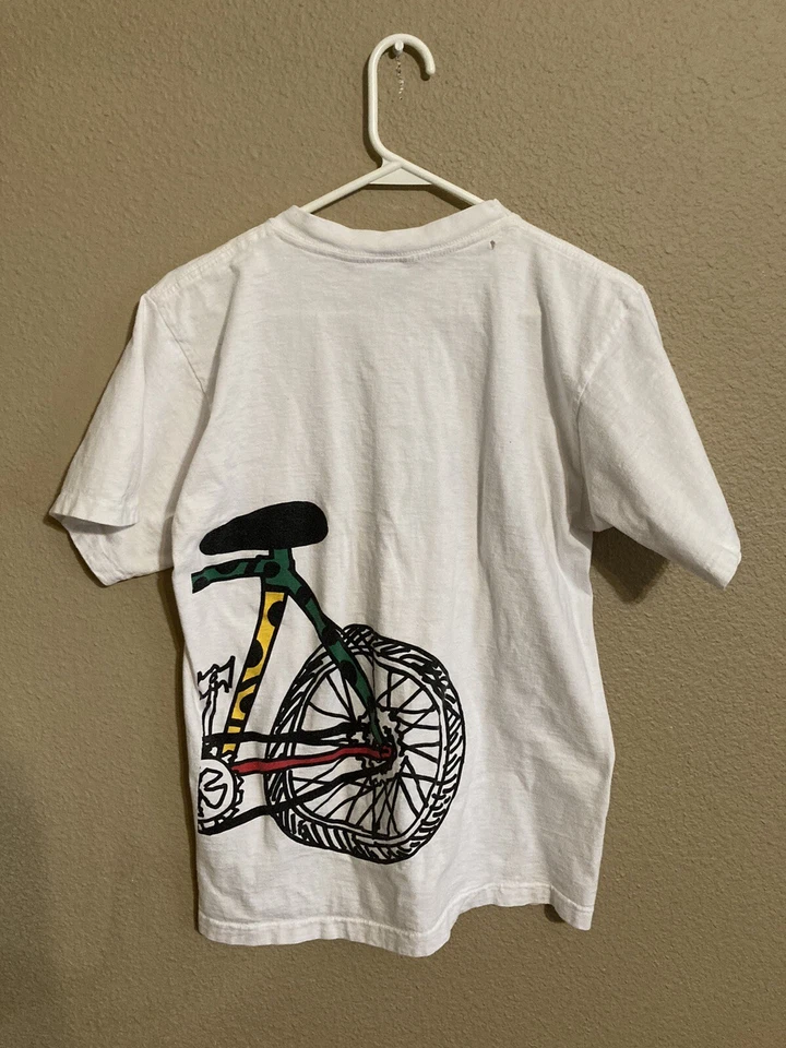 Camiseta vintage de los 90 con gráficos por gravedad arte en bicicleta hecha en EE. UU. Foto 2 de 4