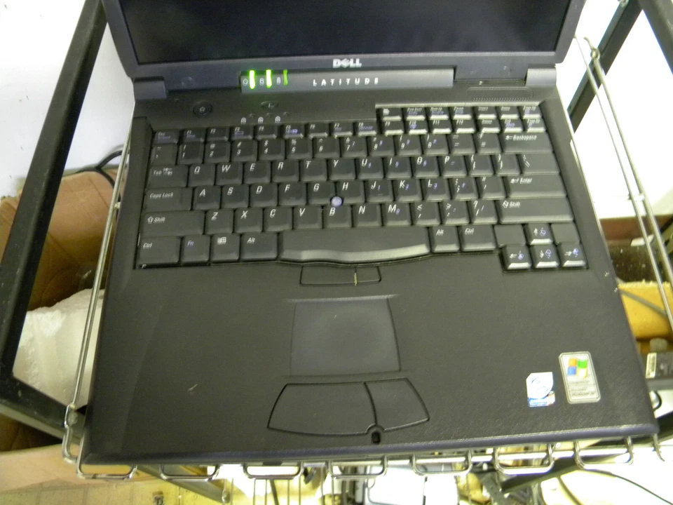 Dell Latitude C840 15" P4 1.80GHz 256MB RAM 30GB HDD DB9/Paralelo GEFORCE4GO CDR Foto 3 de 4