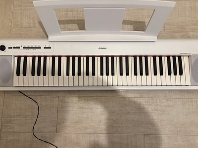 YAMAHA Piaggero NP-12 61-Key Digital Piano White 2019 w/ Adapter