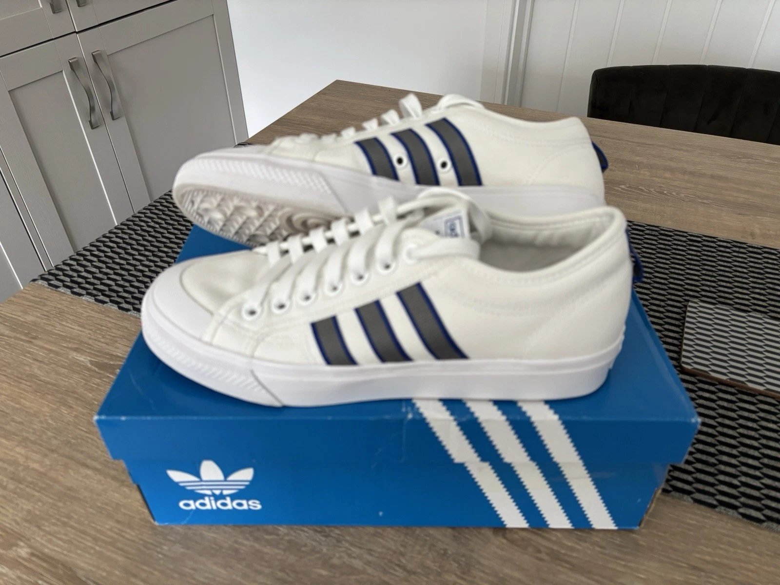 Adidas Scarpe da Ginnastica Uomo Nizza Bianco con Strisce Grigie e Piping Blu Taglia 7 5.