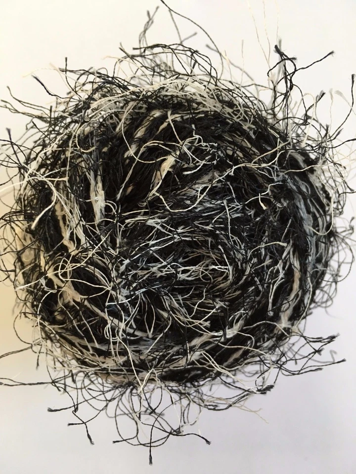 Hilo de pestañas Crystal Palace Fizz #9413 papel de periódico - blanco y negro 50 gramos 120 yardas Foto 2 de 3