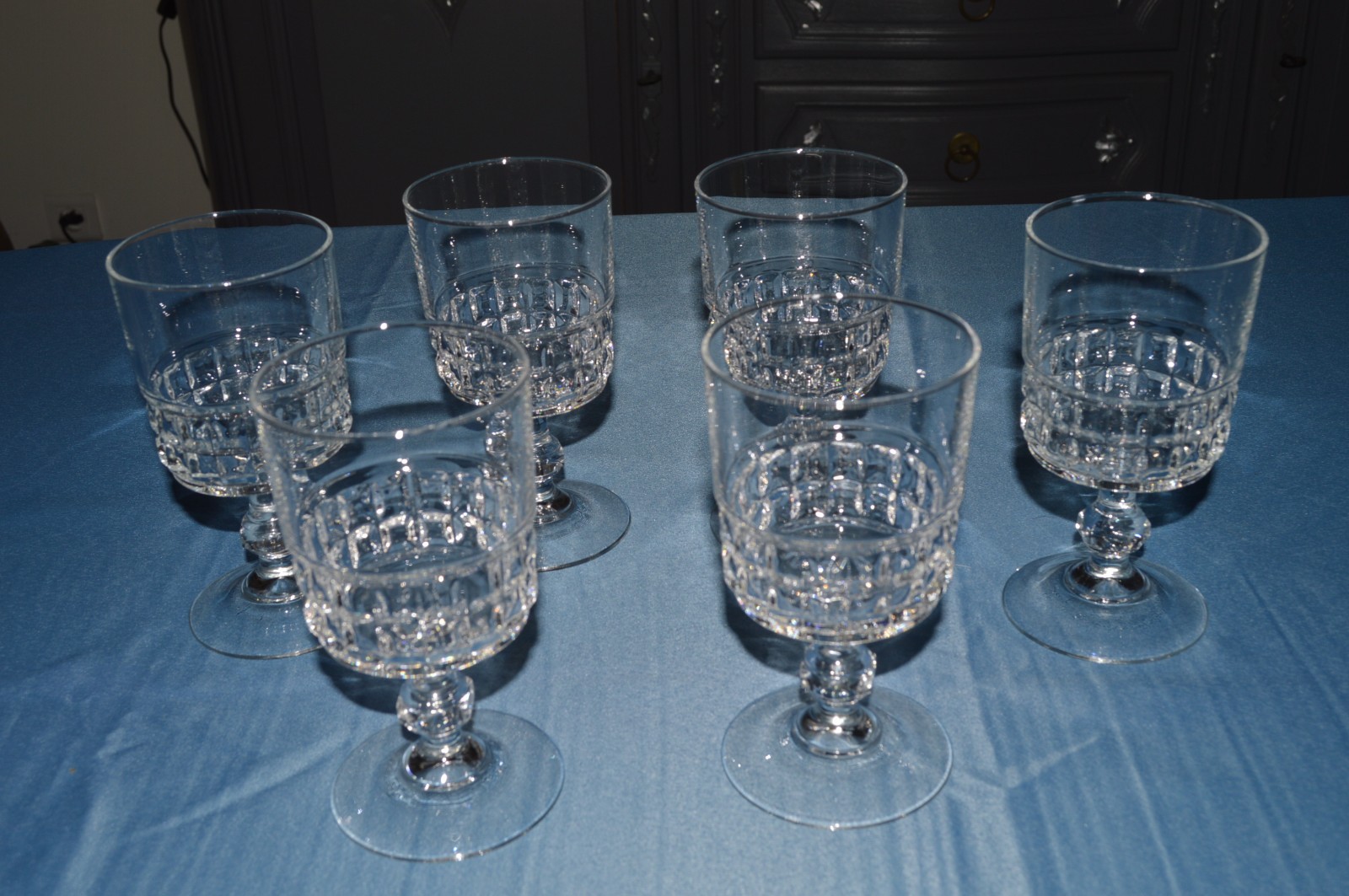 6 VERRES A VIN EN VERRE SOUFFLE DÉCOR DAMIERS A LA BASE 6 VERRES A VIN EN VERRE SOUFFLE DÉCOR DAMIERS A LA BASE