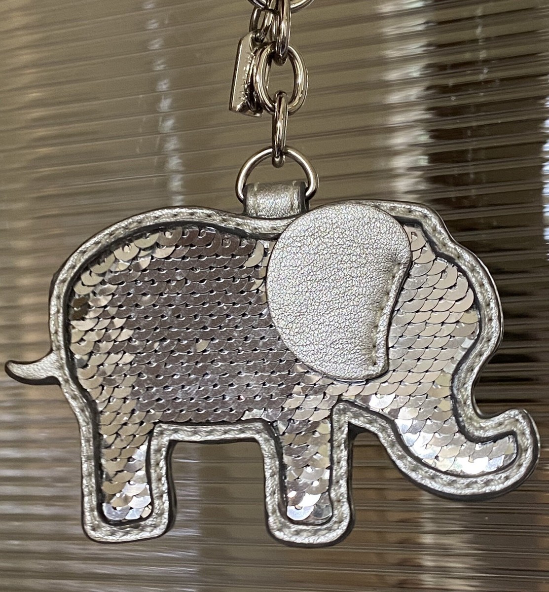 COACH Poppy シグネチャー ショルダーバッグ ハンドバッグ チャーム NEW COACH POPPY METALLIC SILVER SEQUIN KEYCHAIN BAG CHARM FOB