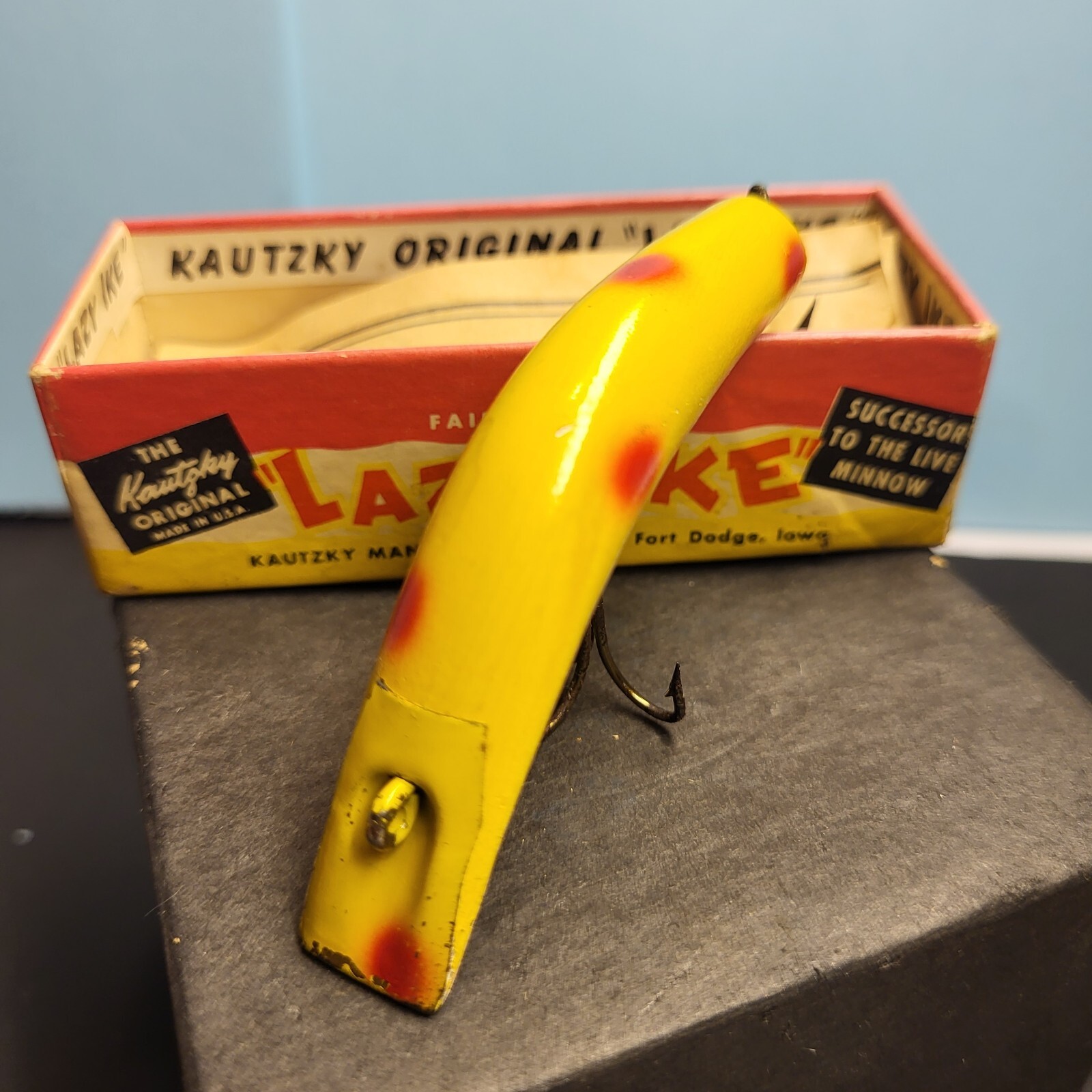 Lazy Ike KL-35 Wood Lure Box w/ Paper Made Fort Dodge,Iowa USA VTG $1.25 Sticker