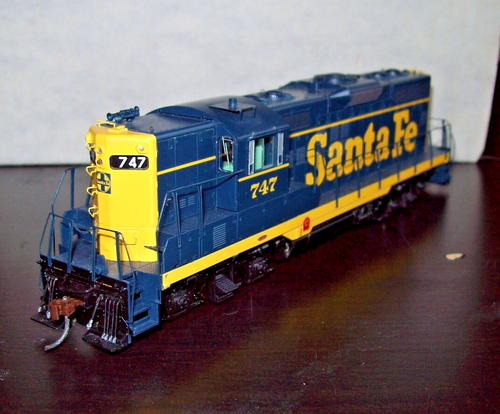 HO SCALE SANTA FE GP9 PHASE II - GENESIS G-62385 - DCC & SOUND - PRE-OWNED - Picture 3 of 4