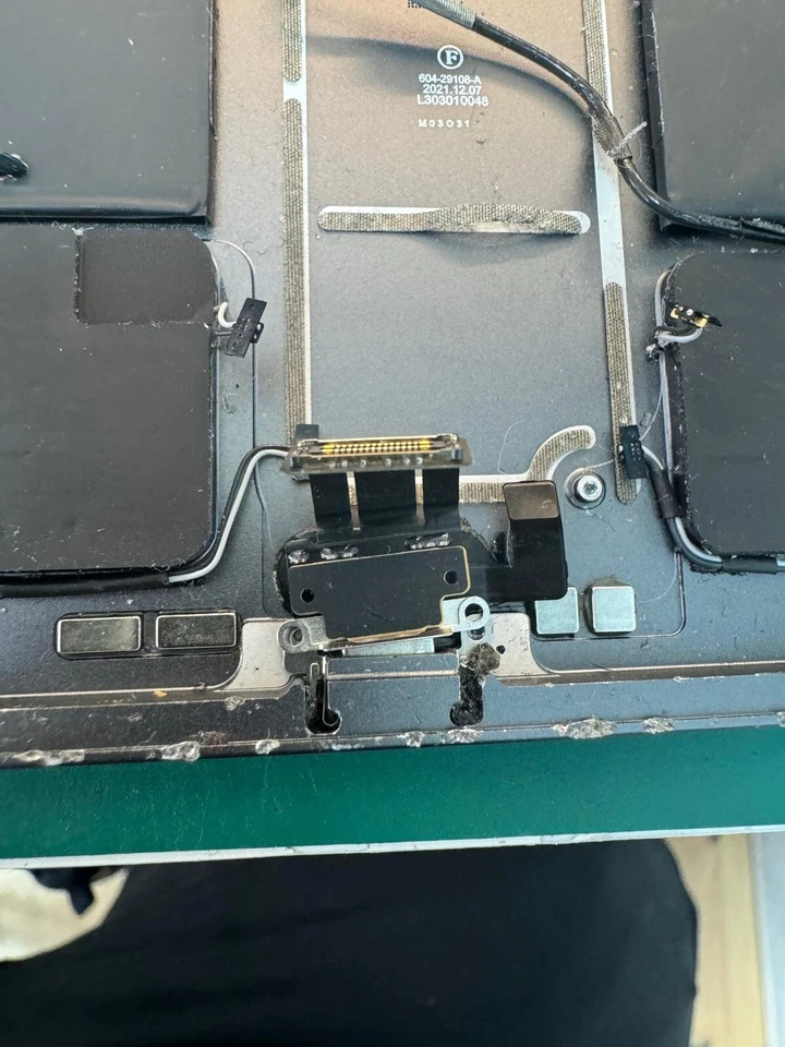 iPad Pro 12.9” 5th Gen A2378 Space Grey Housing Battery Charging Port camera - Image 4 of 4