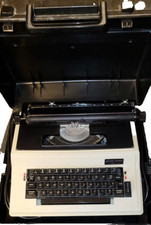 Silver Seiko 8610 Vintage Electric Typewriter thumbnail