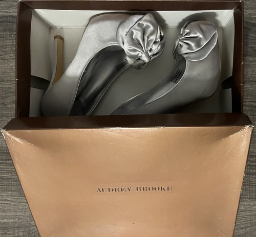 Audrey Brooke Silver Erica Satin 4" Heels Leather Sole Women's Size 6M - Picture 2 of 10