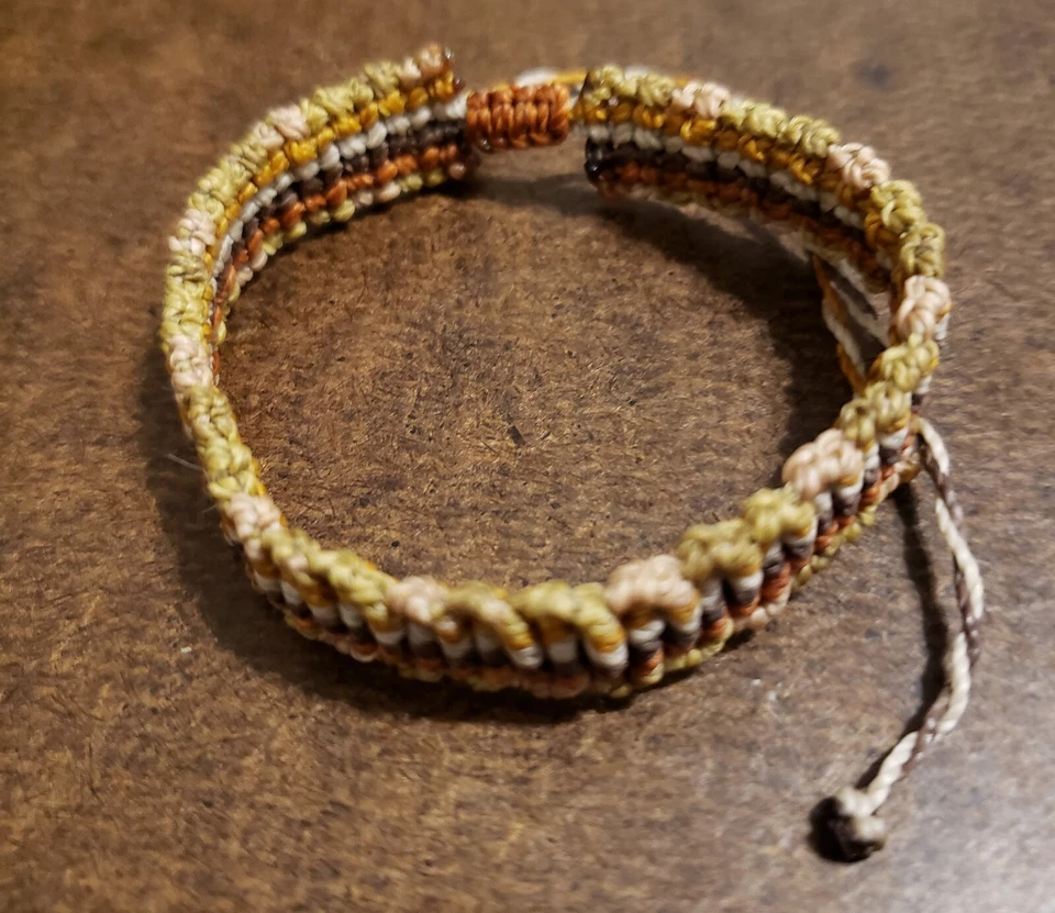 Preciosa pulsera macramé brownsn/beige cierre corbata.  Foto 2 de 2