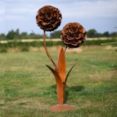 Rustikale Gartenskulpturen mit zwei Blumen in drei Größen