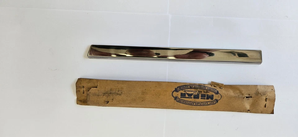 Хромированный молдинг для правой центральной двери 1957-1958 Dodge 1708502 новый из старых запасов. - Изображение 3 из 4