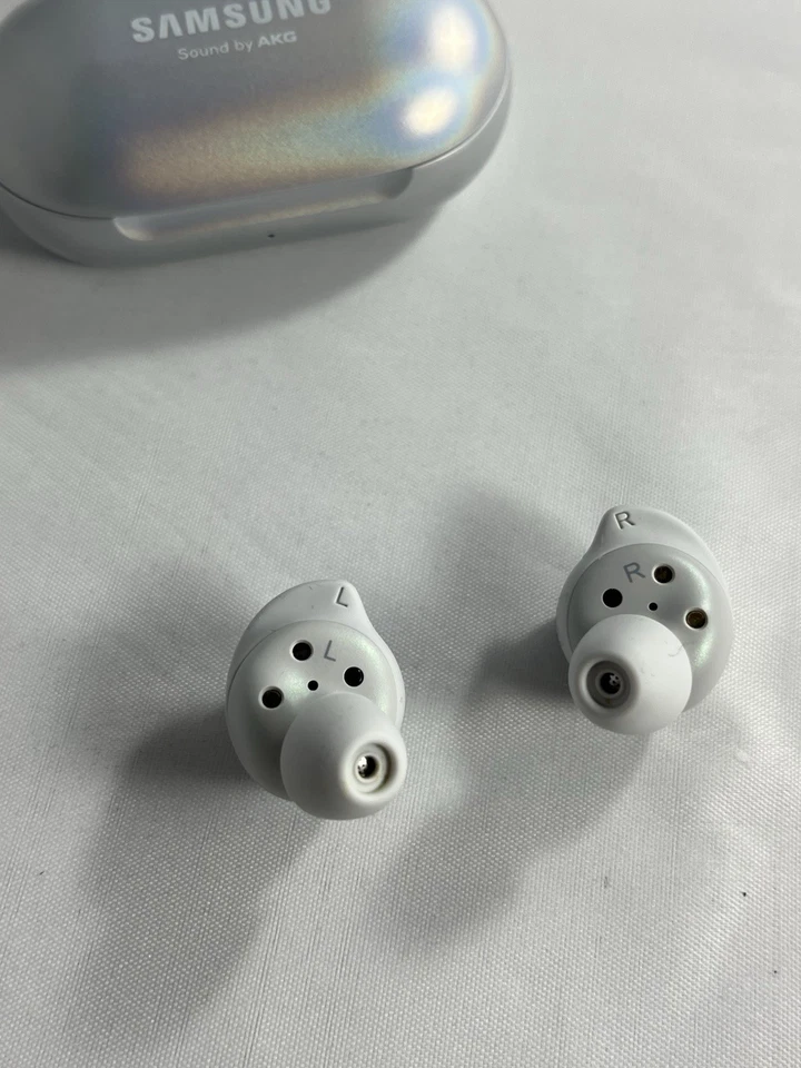Samsung Galaxy Buds (SM-R170) + Case, Iridescent Pearl White, Amazing Condition - Image 3 of 4