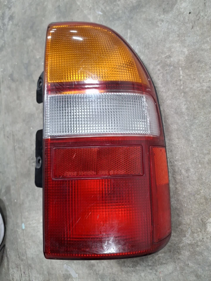 Conjunto de luces traseras de pasajero Chevrolet Tracker 99-04 OEM Foto 2 de 4