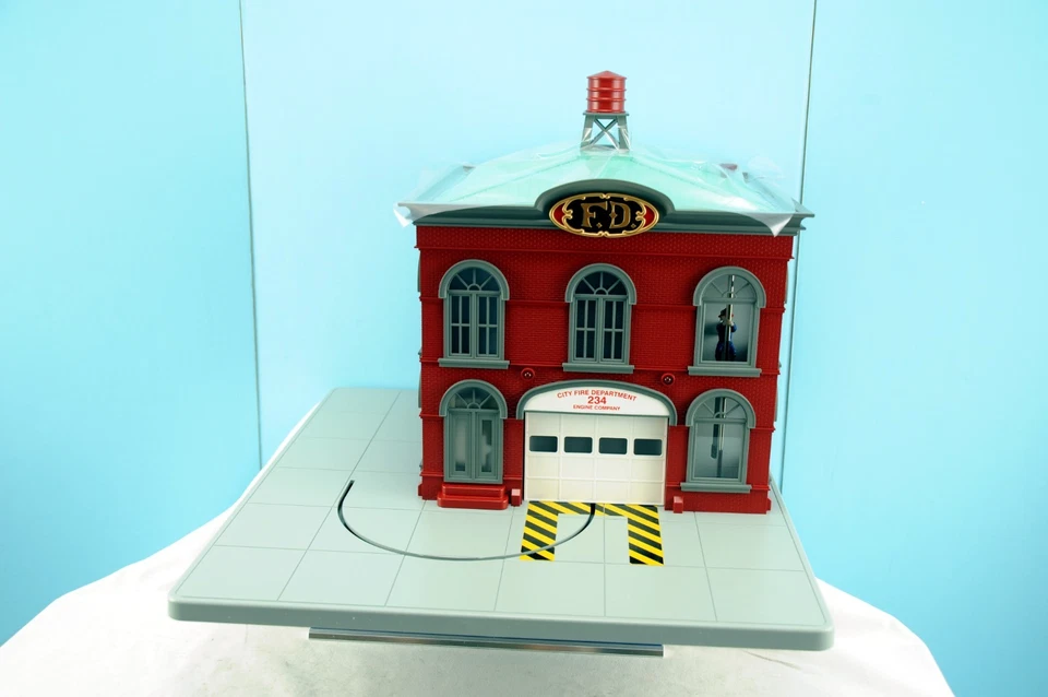 MTH RAIL KING 9102 OPERATING FIRE HOUSE. O GAUGE. NEW IN BOX W SHIPPER. - Image 3 of 4