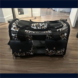 Leopard Print Soft-Sided Cat Carrier Bag with Mesh Windows and Shoulder Strap
