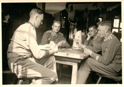 Foto, I.R.6.: Nchr.Zg. Jüterbog 1936:  ''Skat kloppen'' a./d. Stube (MB)21312