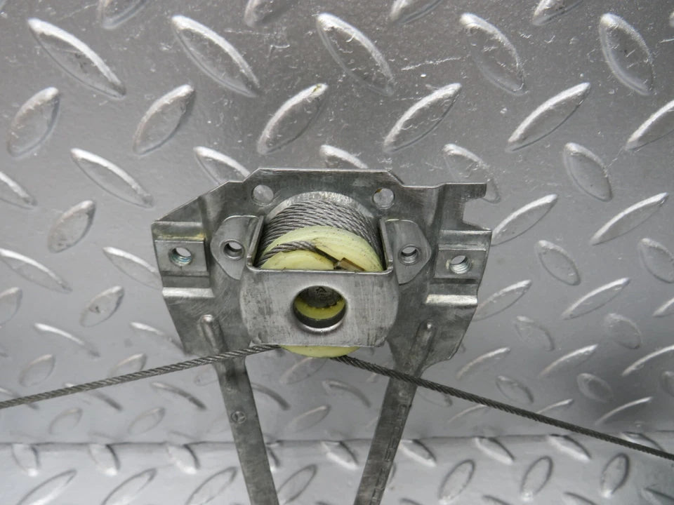 Regulador de ventana manual trasero izquierdo Mercedes-Benz W201 190E Foto 3 de 4