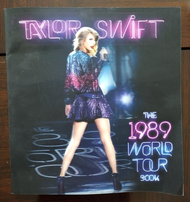 公式 Taylor Swift 1989 ツアーブック 写真集 ホログラム レア Taylor Swift The 1989 World Tour Book - Holographic Cover | eBay