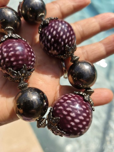 Collana vintage grossa perle di vetro e metallo 19" punti bianchi viola - Foto 6 di 9