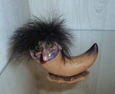 Nyform Troll im Horn Höhe ca 7,5 cm  Nr. 071