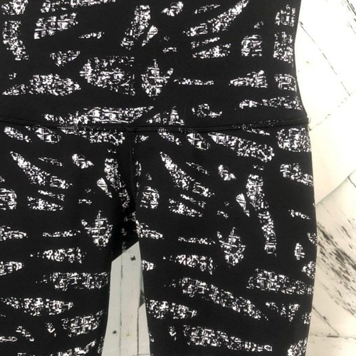 Lululemon athletica size 4 wunder under capri leggings black and white - Picture 5 of 8