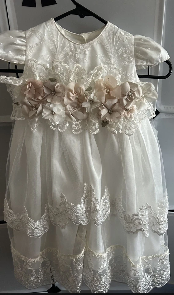 Vestido de bautizo infantil Foto 3 de 4