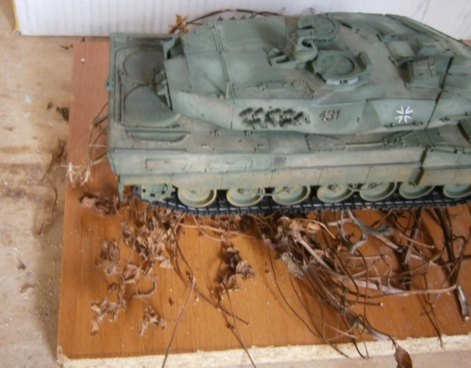 BUILT E PAINT TANK LEOPARD 2A5 IMPROVED BUNDESWHER UCRAINA 1-35 T-72 DIORAMA - Immagine 2 di 4