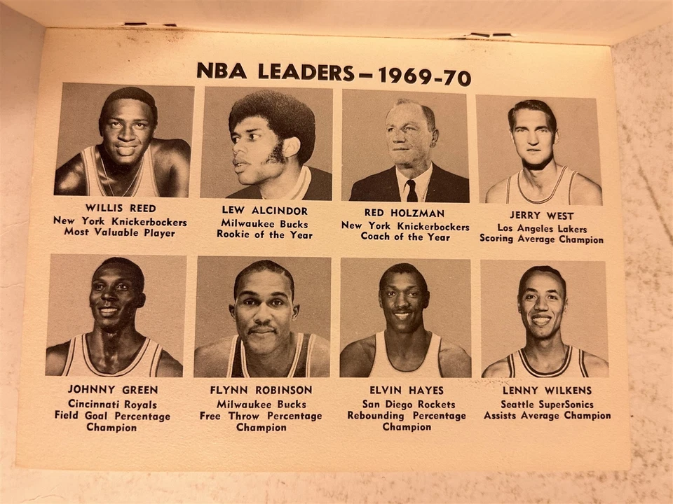1970 71 NBA Guide Preview LOS ANGELES Lakers WILT CHAMBERLAIN Knicks WILLIS REED - Image 2 of 4