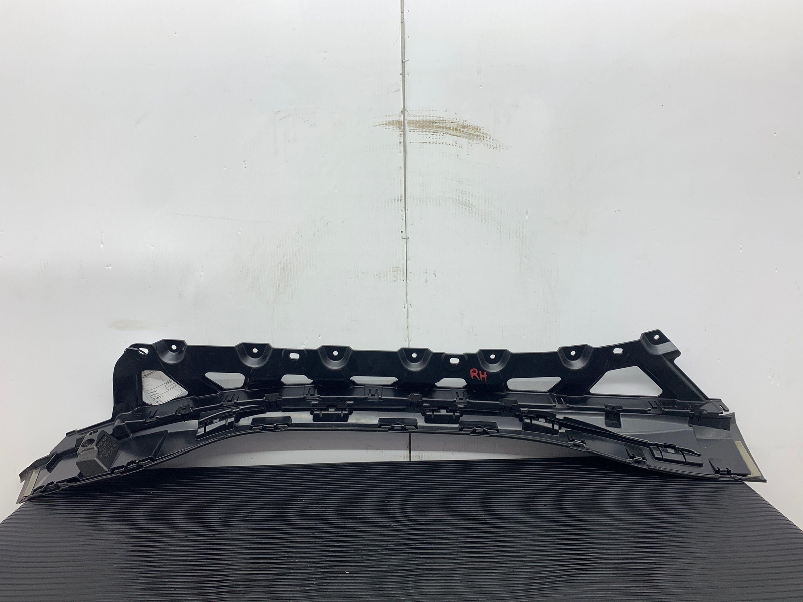 BMW i8 2017 Front Right Molding Black
